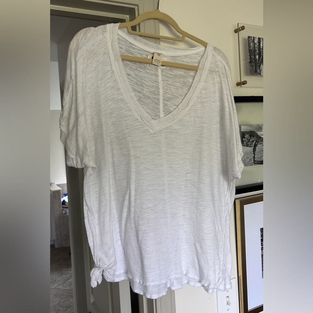 Oversize Free People white v-neck tee 🤍 sz. M